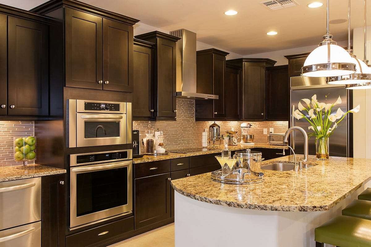 Modern kitchen remodel by Gold Coast Remodeling & Renovation in South Florida